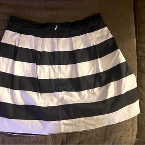 French connection pleated black and white size 4 skirt
